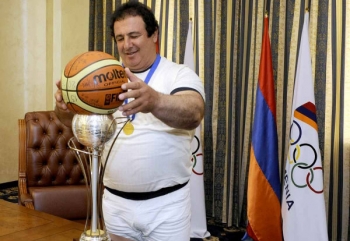 Президент НОК Армении Гагик Царукян принял женскую сборную по баскетболу до 18-и лет